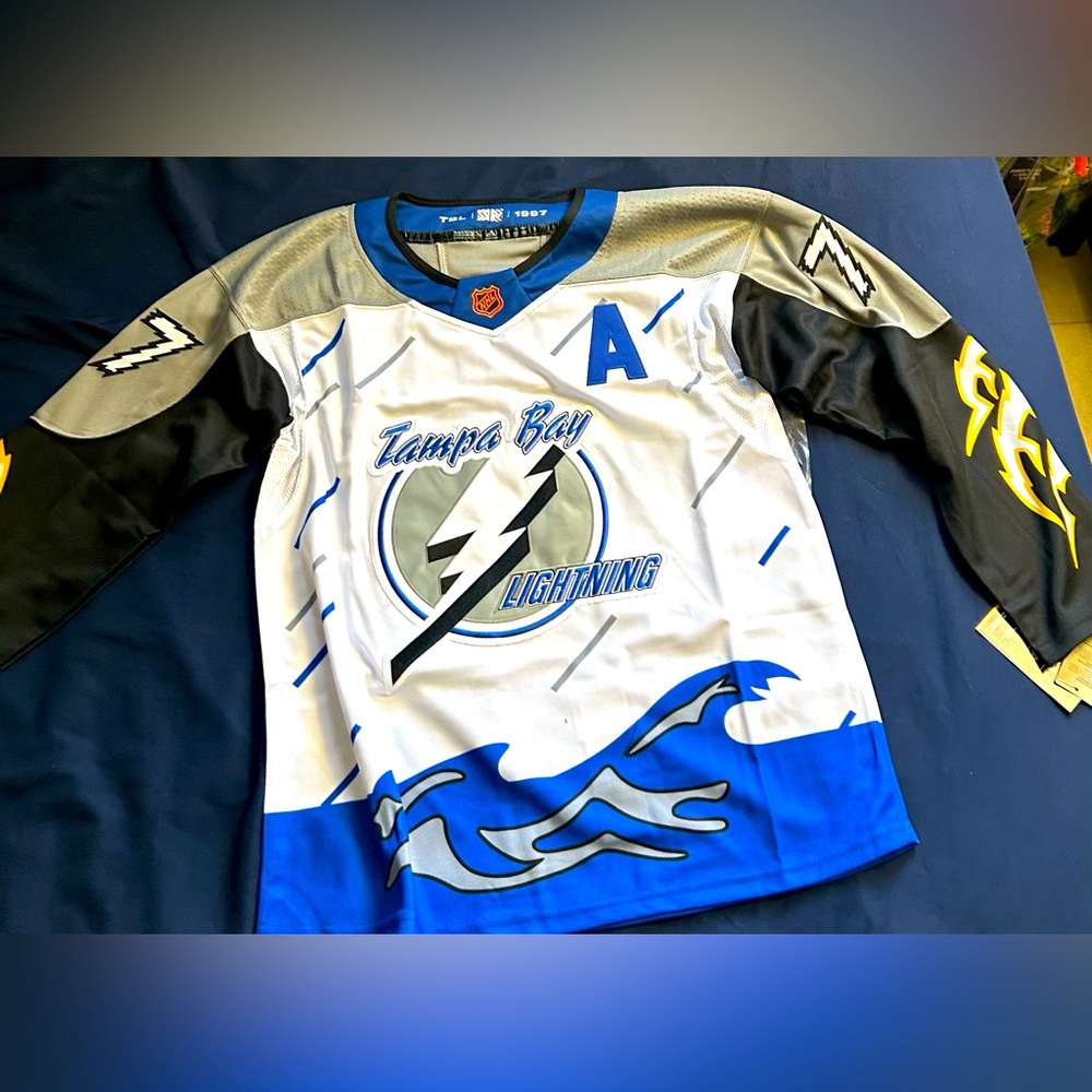 Tampa Bay Lightning Hockey Jersey Size Small
